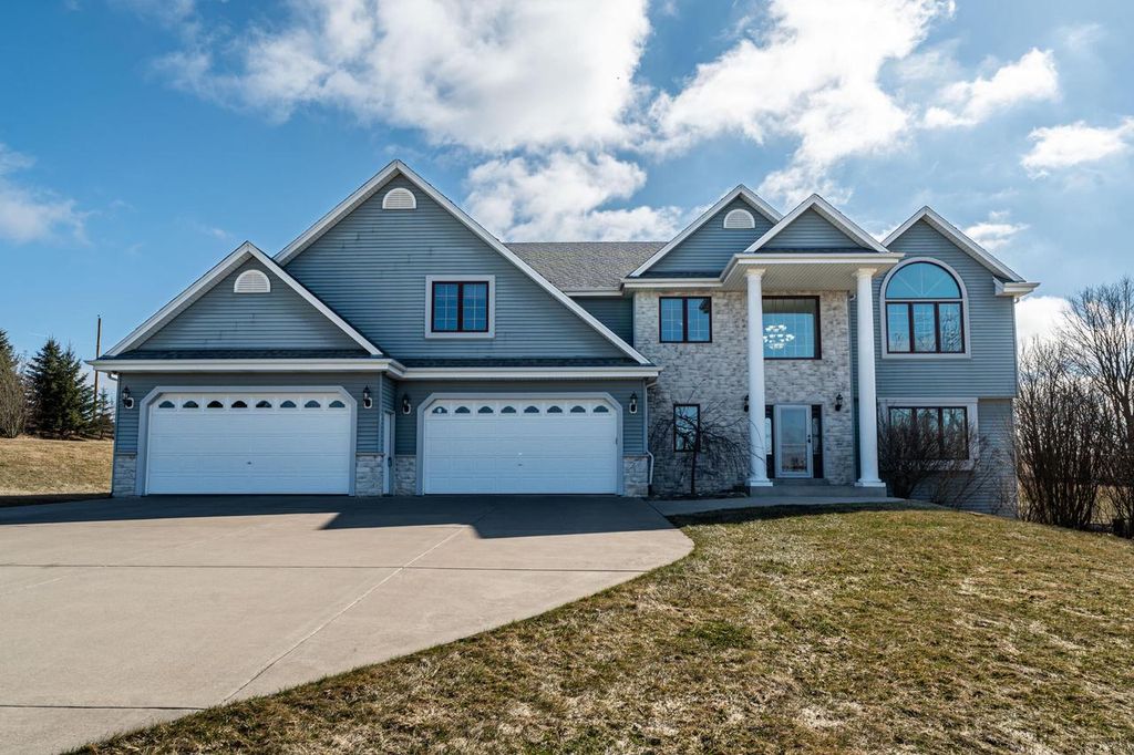 Photo of 5290 Fawn TRAIL, Hartford, WI 53027 (MLS # 1955683)