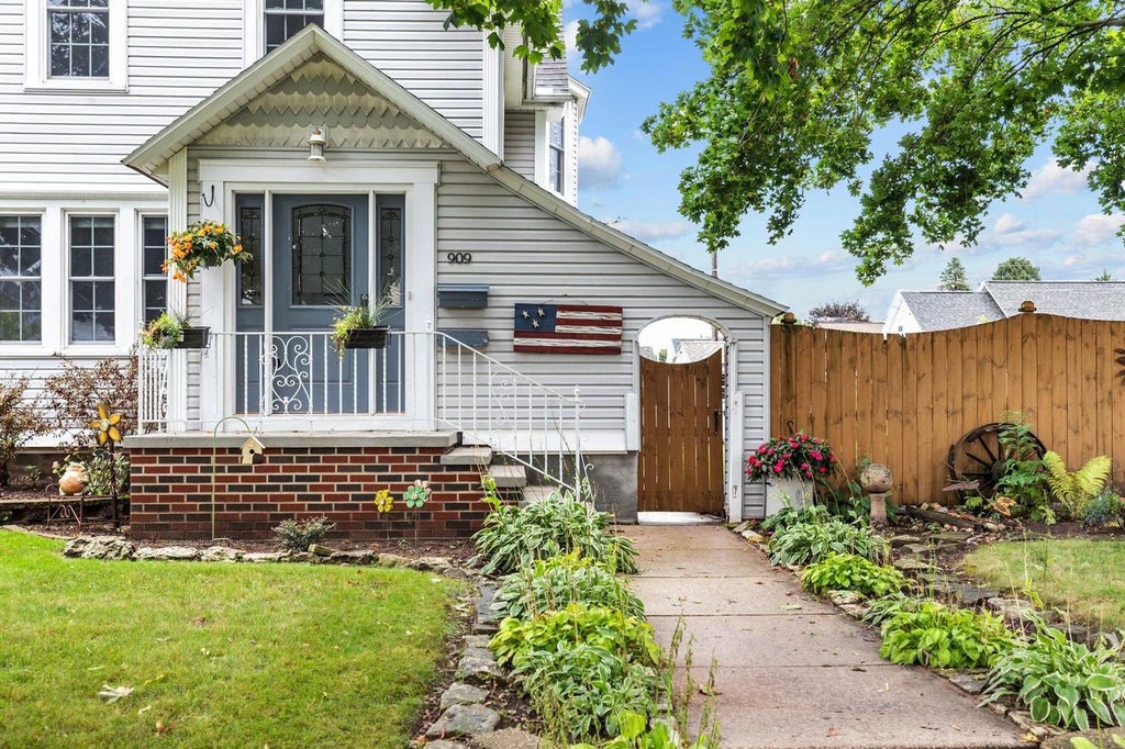 Photo of 909 N 14th STREET, Manitowoc, WI 54220 (MLS # 50332791)