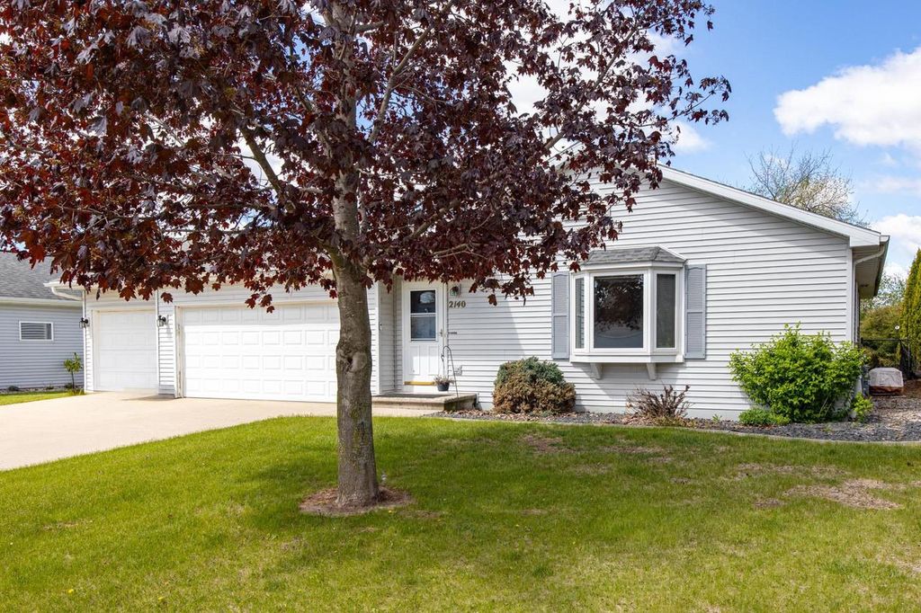 Photo of 2140 Deer Prairie DRIVE, Neenah, WI 54956 (MLS # 50325410)