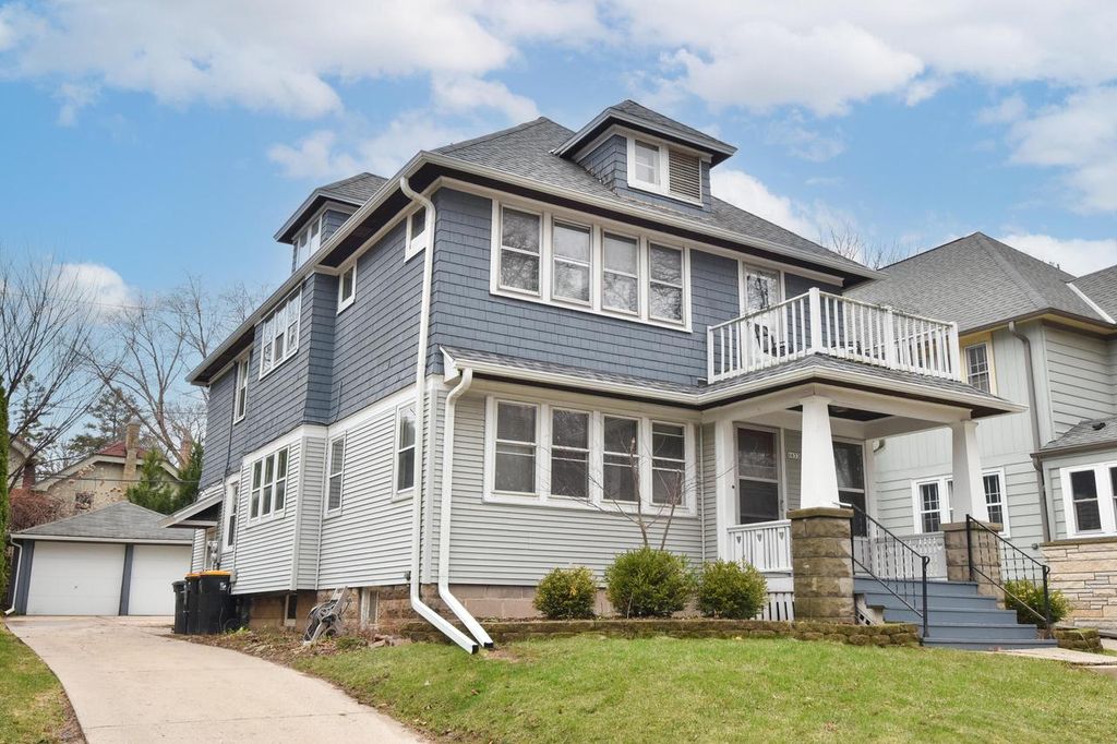 Photo of 6633 W Lloyd STREET #35, Wauwatosa, WI 53213 (MLS # 1956015)