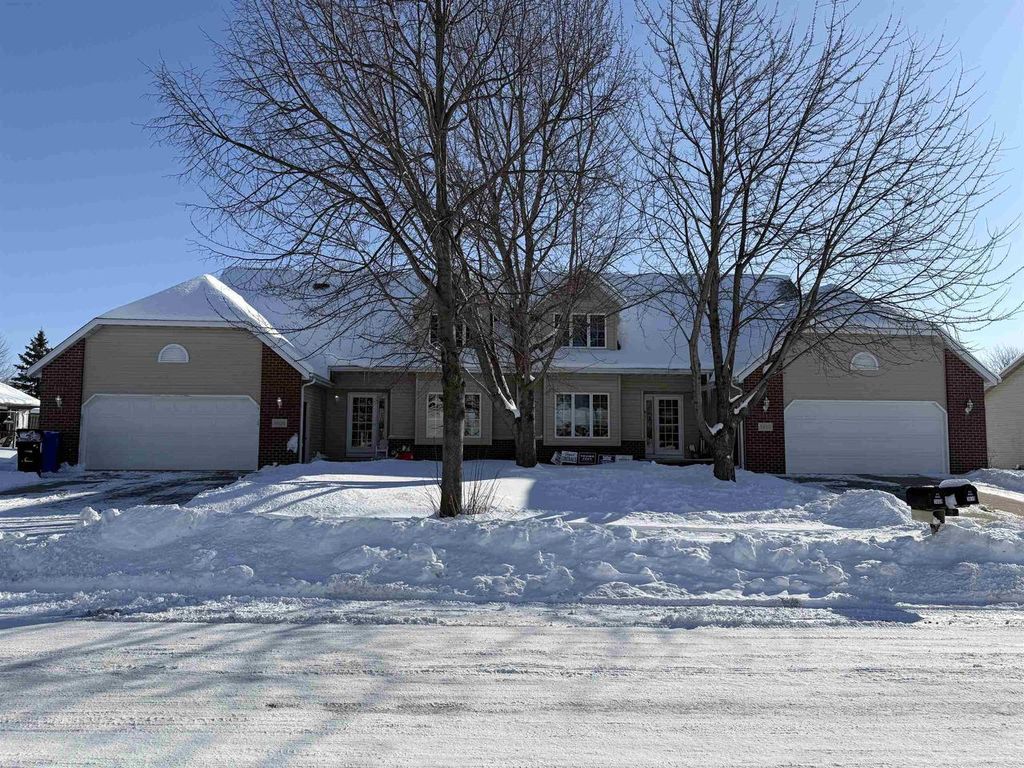 Photo of 3608 S Berryfield LANE, Appleton, WI 54915 (MLS # 50320452)