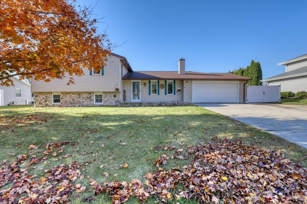 Photo of 367 Prairie RUN, Grafton, WI 53024 (MLS # 1942514)