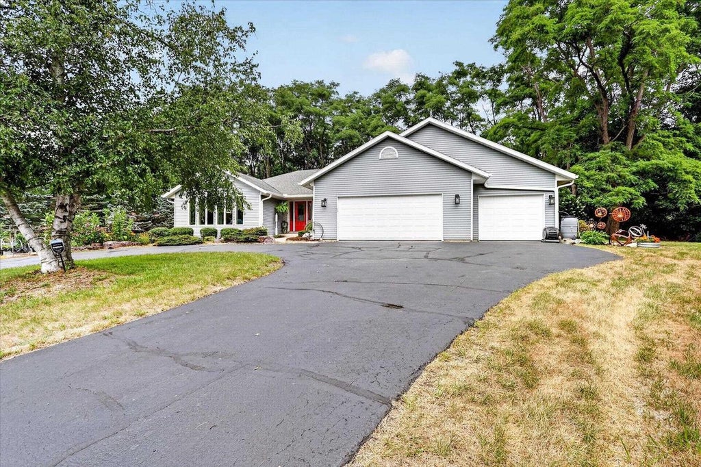 Photo of 5738 S Splendor Valley DRIVE, Janesville, WI 53548 (MLS # 2029934)