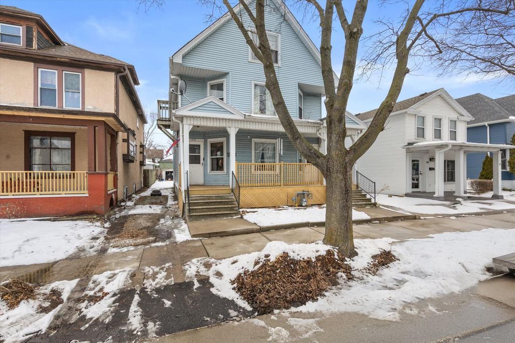 Photo of 1420 Wisconsin AVENUE #1422,1422 1/2, Racine, WI 53403 (MLS # 1949842)