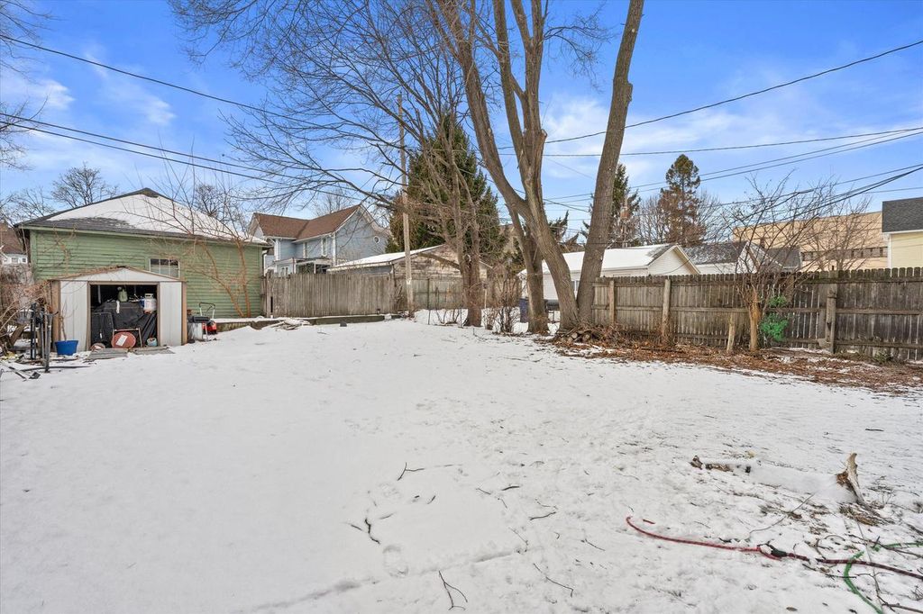 Photo of 1420 Wisconsin AVENUE #1422,1422 1/2, Racine, WI 53403 (MLS # 1949842)