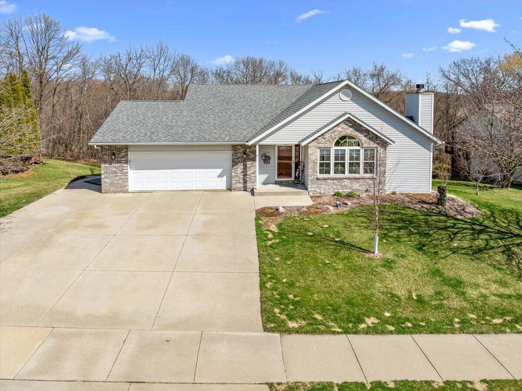 Photo of 1407 Villa Park COURT, West Bend, WI 53090 (MLS # 1957244)