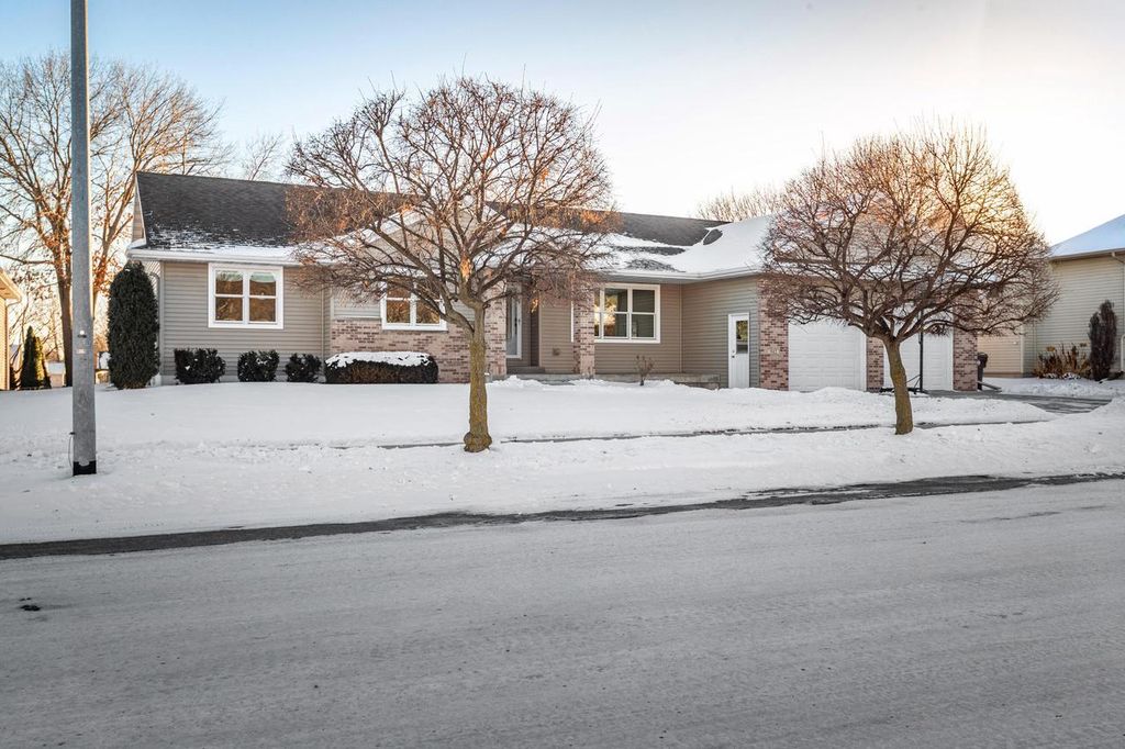 Photo of 942 Oak Timber DRIVE, Onalaska, WI 54650 (MLS # 1948903)