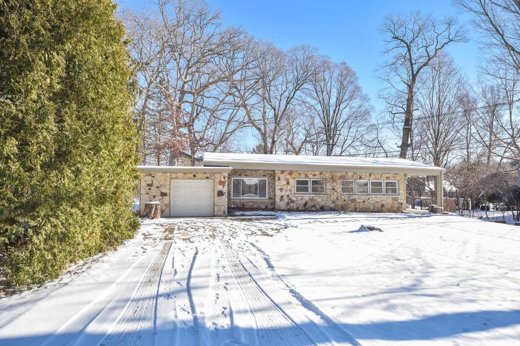 Photo of 1350 Parkway DRIVE, Brookfield, WI 53005 (MLS # 1946555)