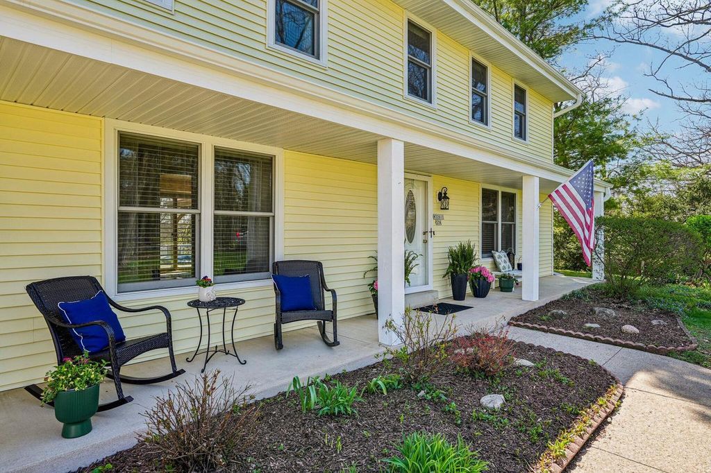 Photo of S74W32610 Twin Oaks COURT, Mukwonago, WI 53149 (MLS # 1959296)