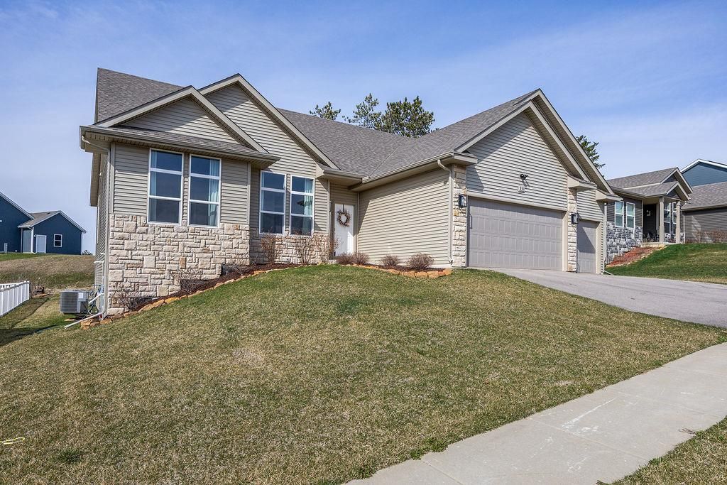 Photo of 931 Margarets WAY, Belleville, WI 53508 (MLS # 2020039)