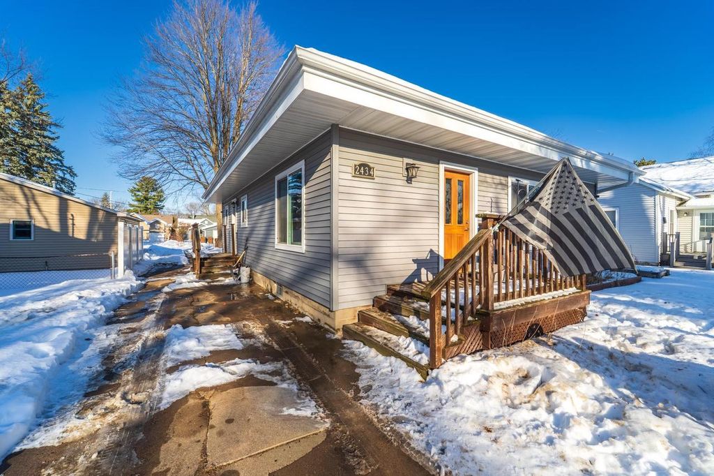 Photo of 2434 Algoma STREET, Stevens Point, WI 54481 (MLS # 22505788)