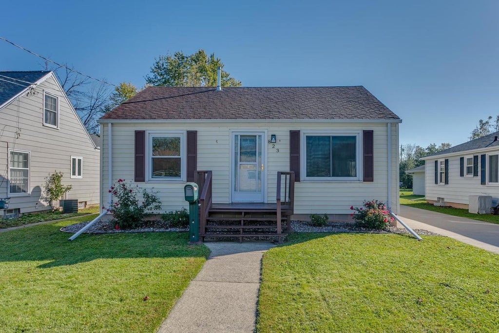 Photo of 823 Martin STREET, Menasha, WI 54952 (MLS # 50334786)