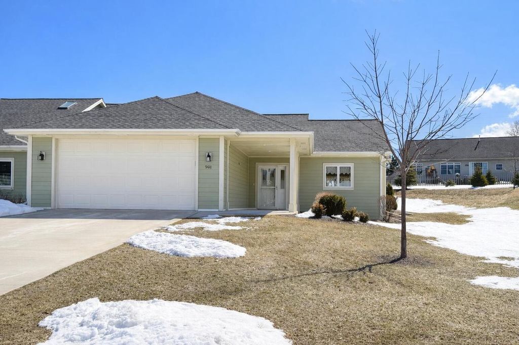 Photo of 901 Hawthorne COURT, Manitowoc, WI 54220 (MLS # 1954835)