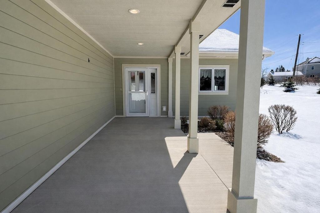 Photo of 901 Hawthorne COURT, Manitowoc, WI 54220 (MLS # 1954835)