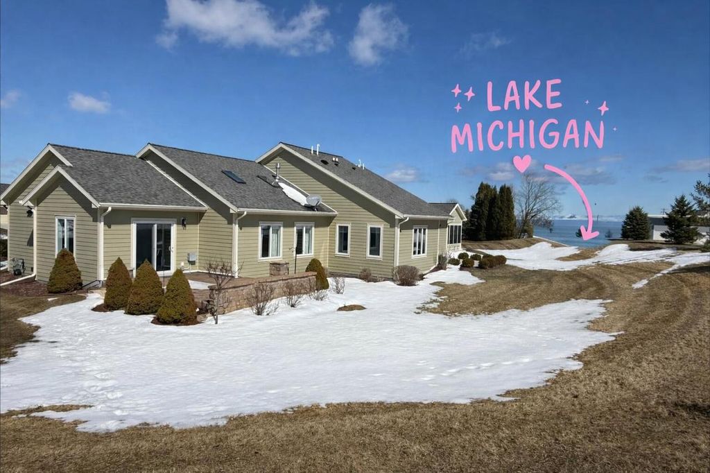 Photo of 901 Hawthorne COURT, Manitowoc, WI 54220 (MLS # 1954835)