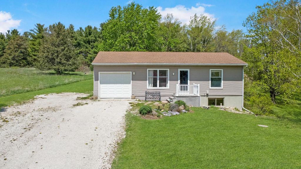 Photo of 8402 368th AVENUE, Burlington, WI 53105 (MLS # 1960098)