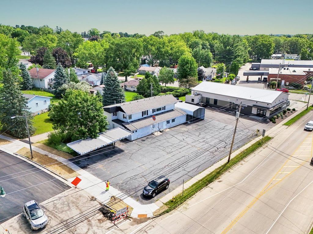 Photo of 916 Madison AVENUE, Fort Atkinson, WI 53538 (MLS # 2016601)