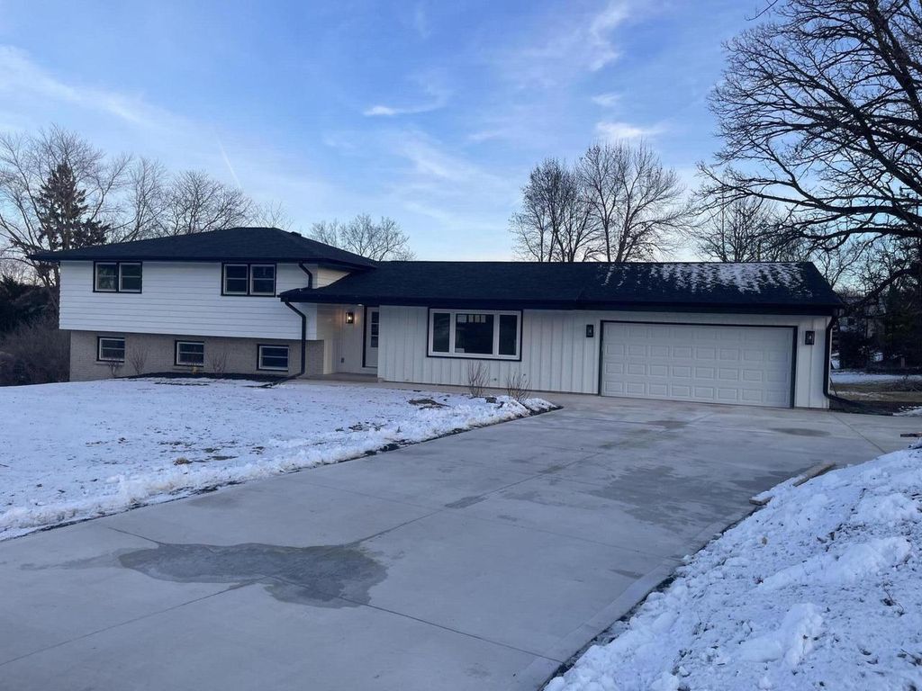 Photo of 15225 Heather Hill DRIVE, Brookfield, WI 53005 (MLS # 1946917)