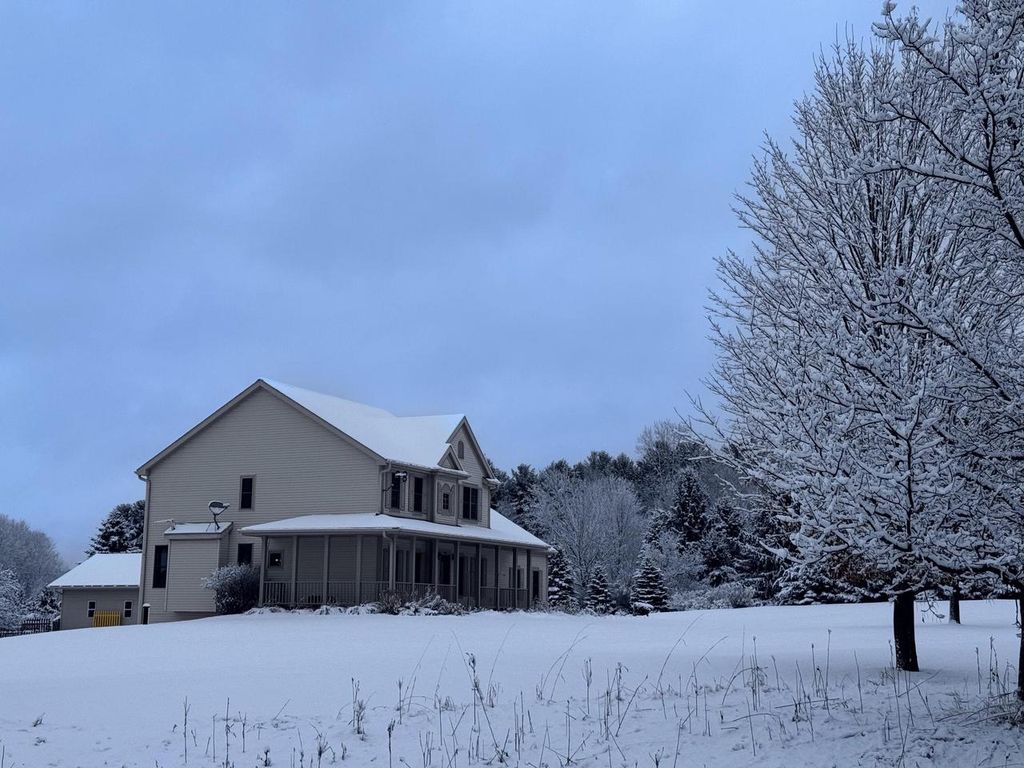 Photo of 2080 St Patrick CIRCLE, Hartford, WI 53027 (MLS # 1936992)