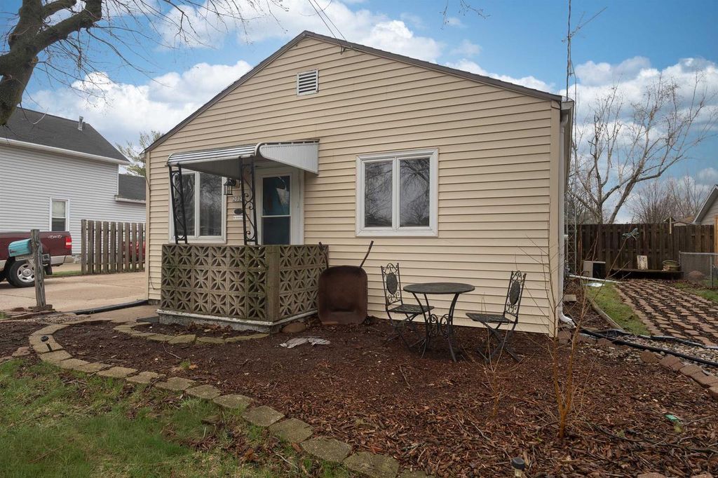 Photo of 2021 Sheridan STREET, Oshkosh, WI 54901 (MLS # 50323740)