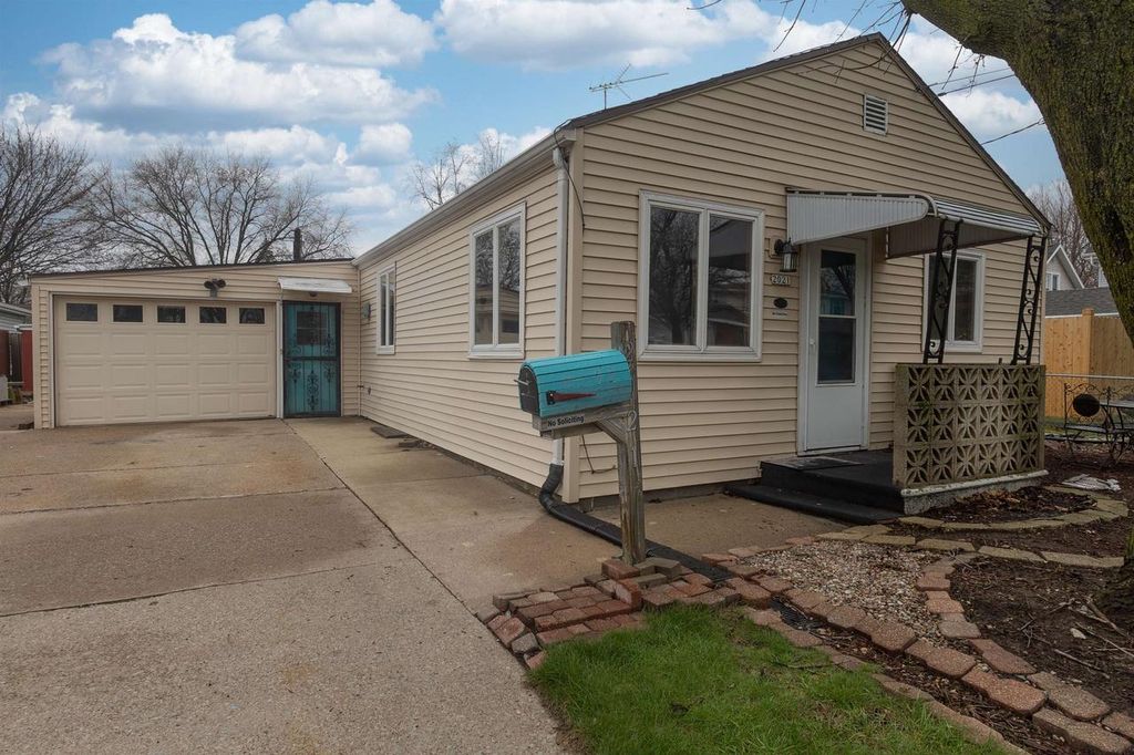 Photo of 2021 Sheridan STREET, Oshkosh, WI 54901 (MLS # 50323740)