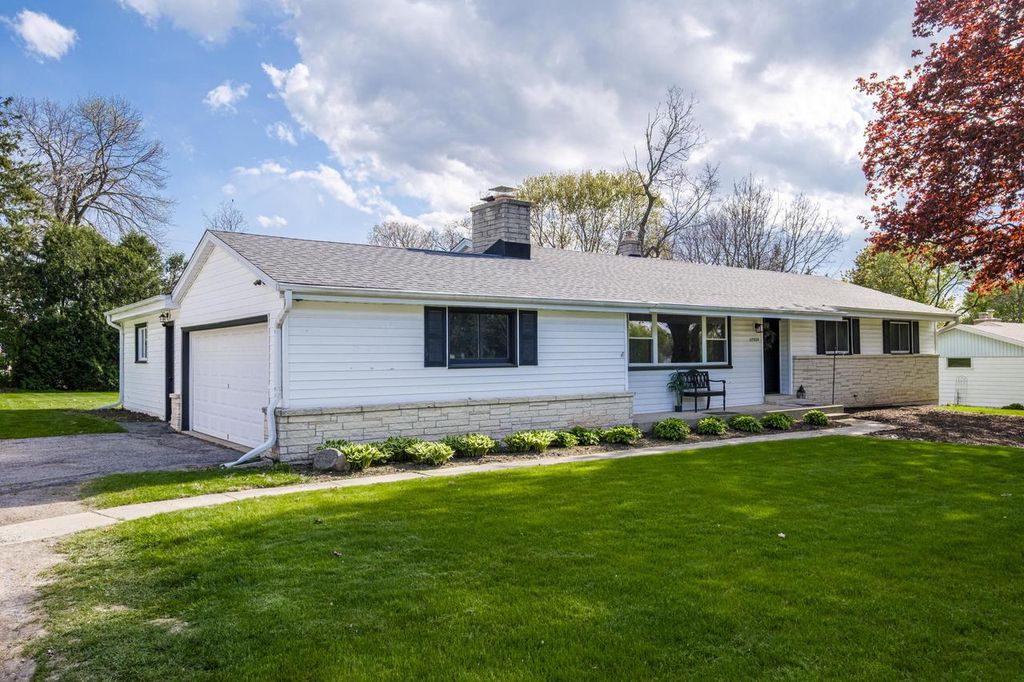 Photo of 17535 Azure LANE, Brookfield, WI 53045 (MLS # 1961615)
