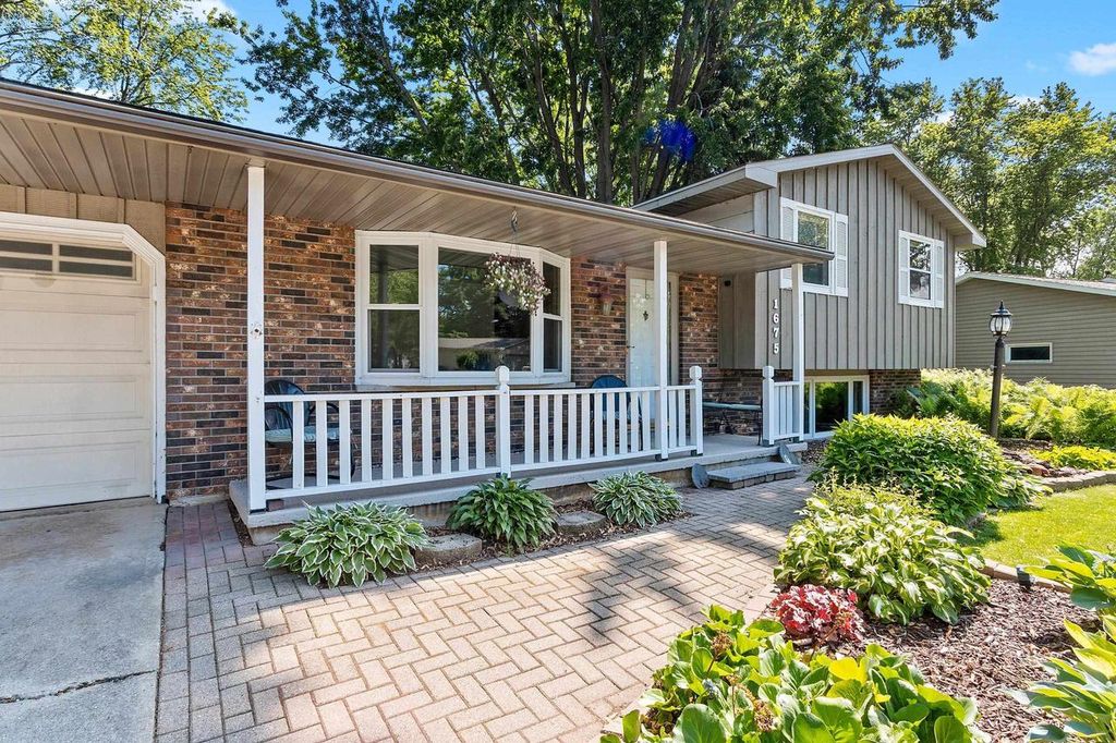 Photo of 1675 Kennedy DRIVE, Green Bay, WI 54304 (MLS # 50327157)