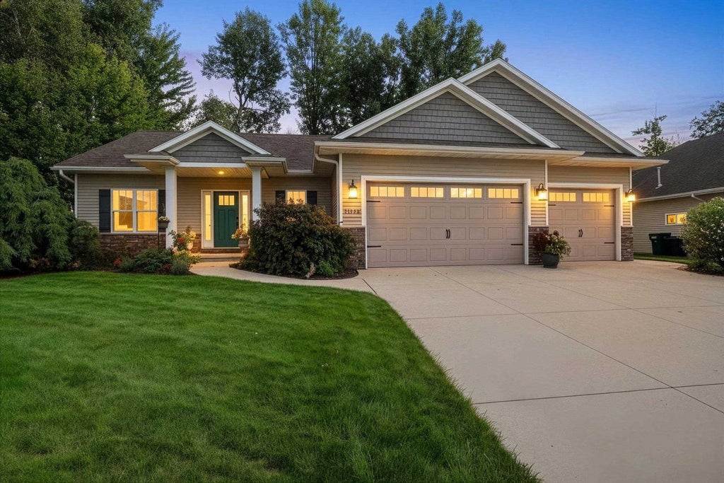 Photo of 1048 Faversham WAY, Green Bay, WI 54313 (MLS # 50333106)