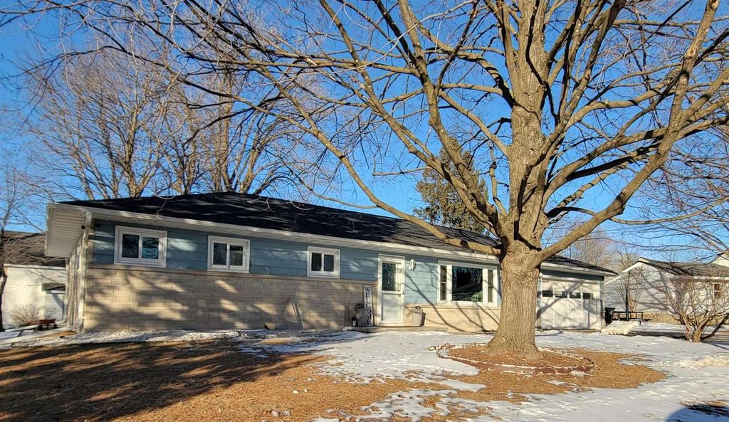 Photo of 215 W Cameron STREET, New London, WI 54961 (MLS # 50320238)