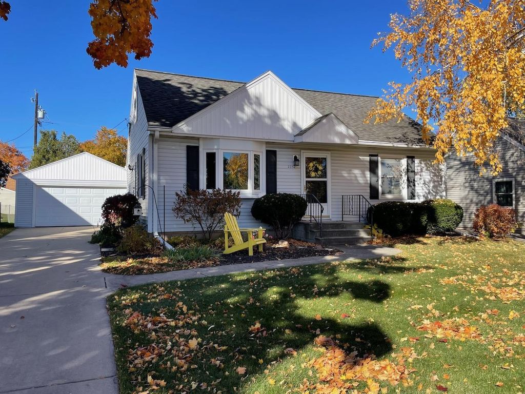 Photo of 2252 Center STREET, Green Bay, WI 54304 (MLS # 50317753)