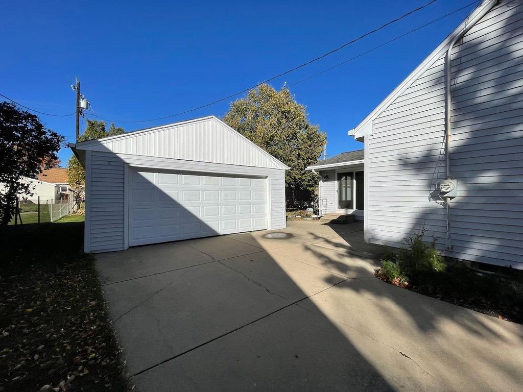 Photo of 2252 Center STREET, Green Bay, WI 54304 (MLS # 50317753)