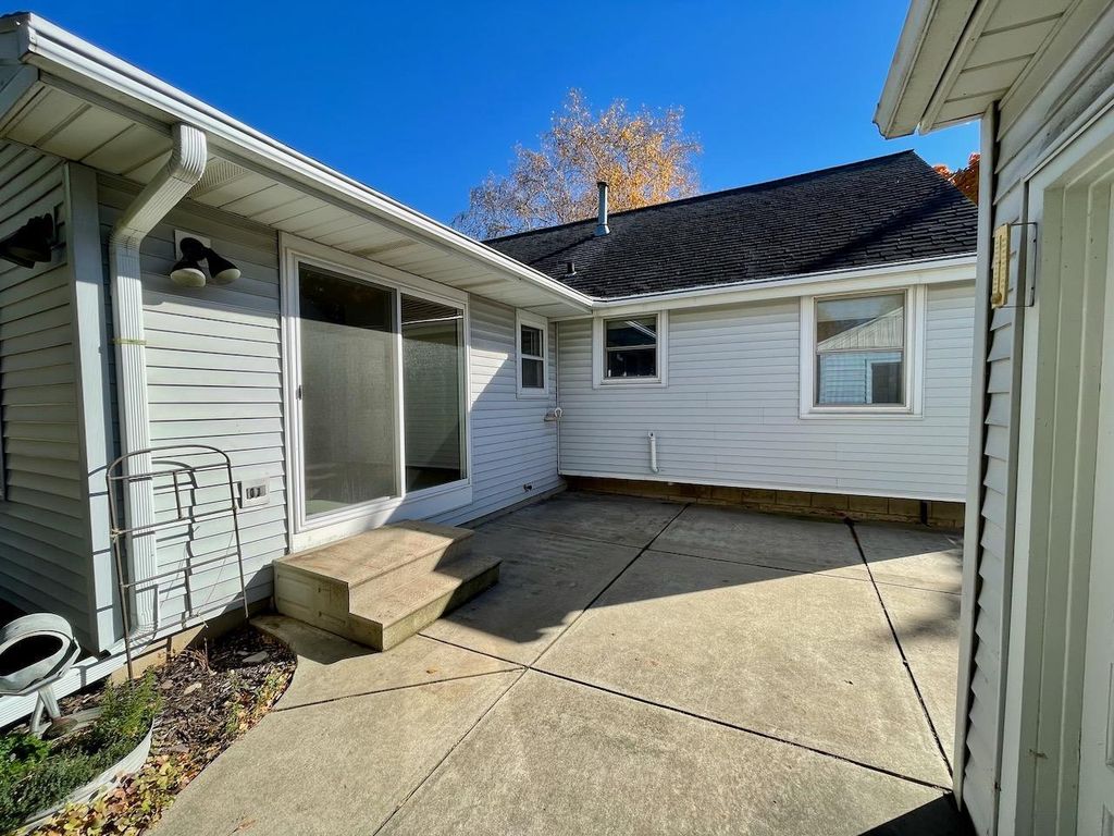 Photo of 2252 Center STREET, Green Bay, WI 54304 (MLS # 50317753)