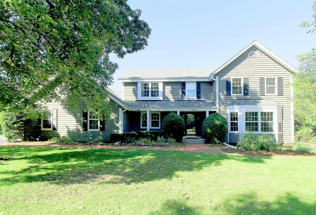 Photo of 10205 N Kenilworth CIRCLE, Mequon, WI 53092 (MLS # 1980603)