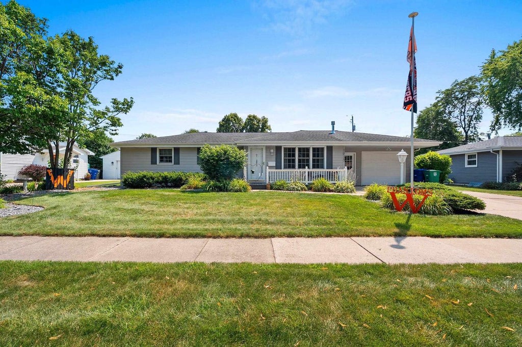 Photo of 1015 Estes DRIVE, De Pere, WI 54114 (MLS # 50330322)