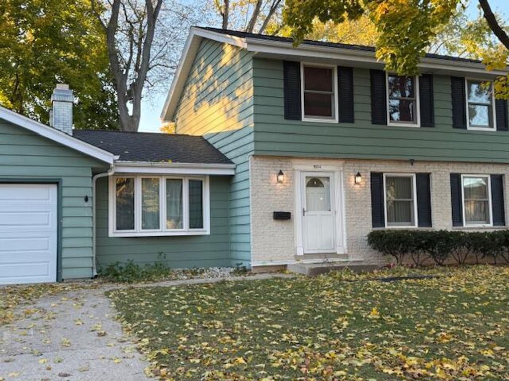 Photo of 1804 Hemit AVENUE, Waukesha, WI 53189 (MLS # 1941711)