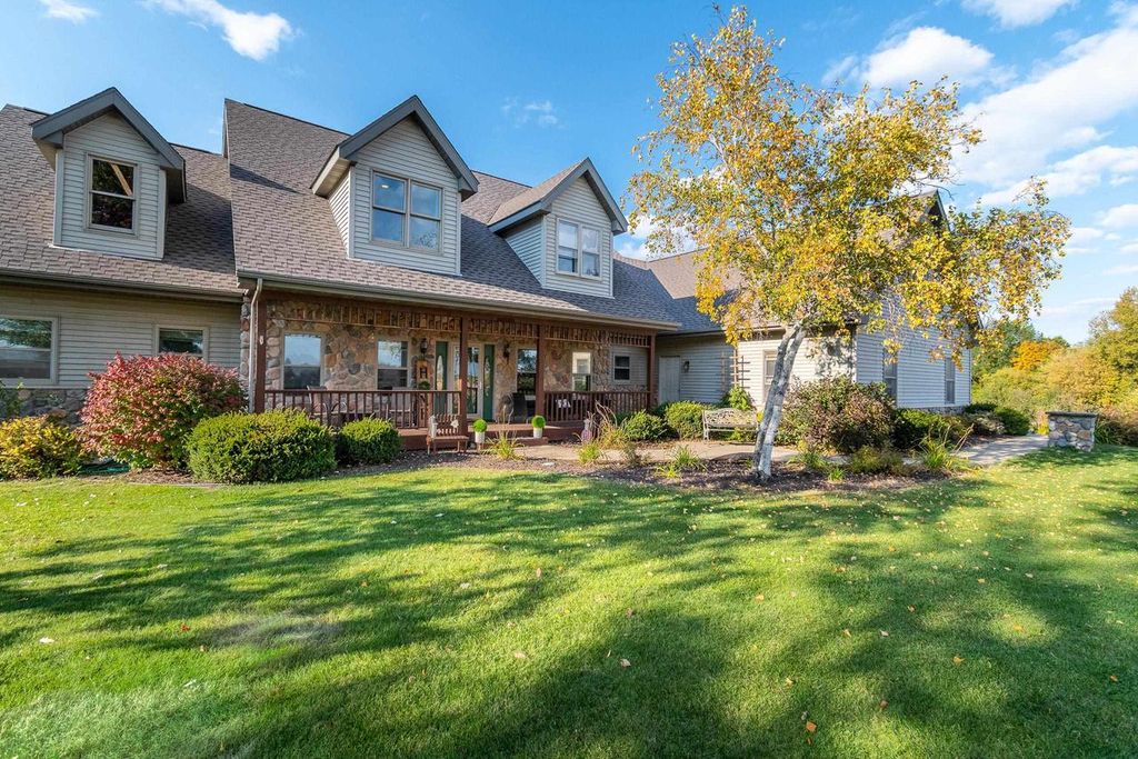 Photo of N67W6928 Cleveland STREET #2, Cedarburg, WI 53012 (MLS # 1944426)