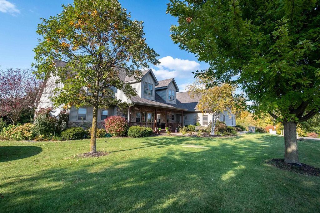 Photo of N67W6928 Cleveland STREET #2, Cedarburg, WI 53012 (MLS # 1944426)