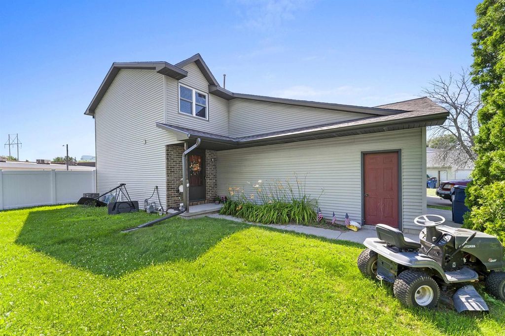 Photo of 2744 Monaco DRIVE, Green Bay, WI 54311 (MLS # 50329305)