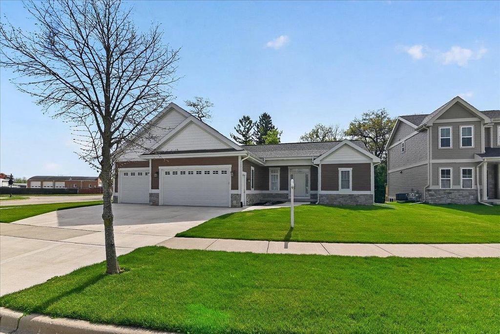 Photo of 80 Oak Ridge TRAIL, Deerfield, WI 53531 (MLS # 2021830)