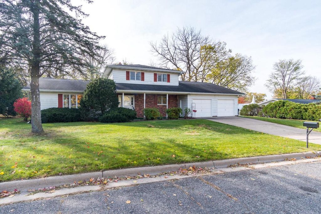 Photo of 908 Monroe STREET, Onalaska, WI 54650 (MLS # 1942391)