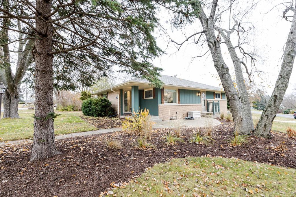 Photo of 10341 W Vera AVENUE, Milwaukee, WI 53224 (MLS # 1944200)