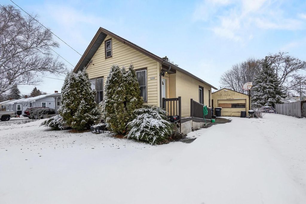 Photo of 2206 Ashland STREET, Oshkosh, WI 54901 (MLS # 50319922)