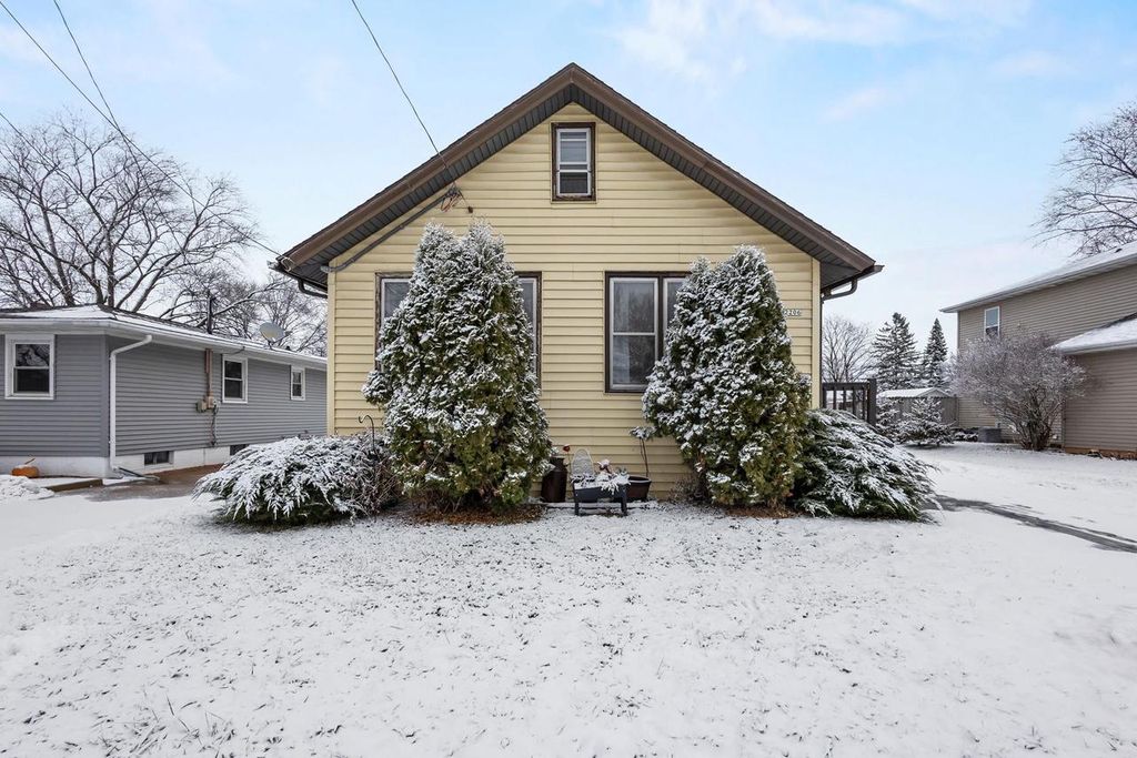Photo of 2206 Ashland STREET, Oshkosh, WI 54901 (MLS # 50319922)