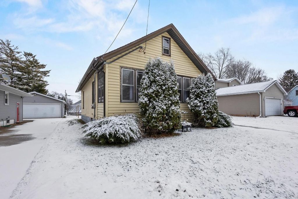 Photo of 2206 Ashland STREET, Oshkosh, WI 54901 (MLS # 50319922)