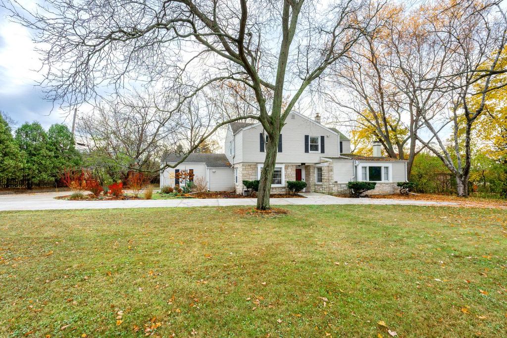 Photo of 101 E Clovernook LANE, Glendale, WI 53217 (MLS # 1943689)
