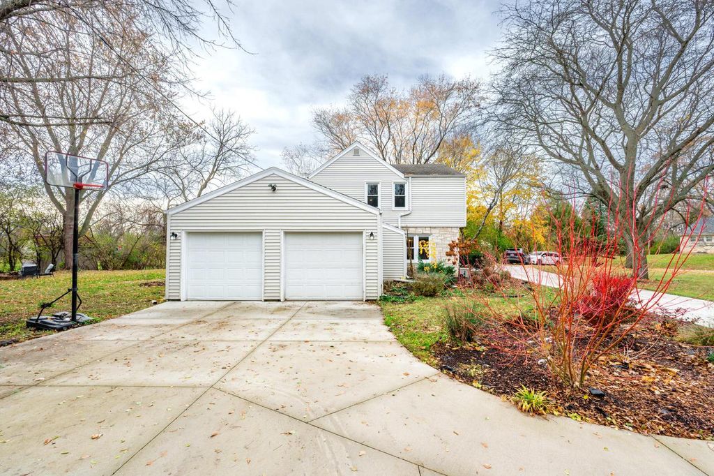 Photo of 101 E Clovernook LANE, Glendale, WI 53217 (MLS # 1943689)