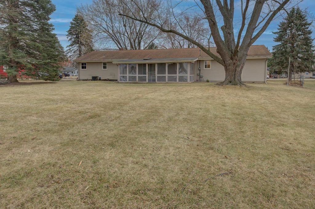 Photo of 2213 E Huebbe PARKWAY, Beloit, WI 53511 (MLS # 2018266)