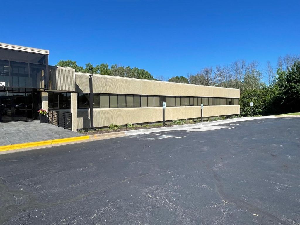 Photo of 1150 Springhurst DRIVE #LL211, Green Bay, WI 54304 (MLS # 50325819)