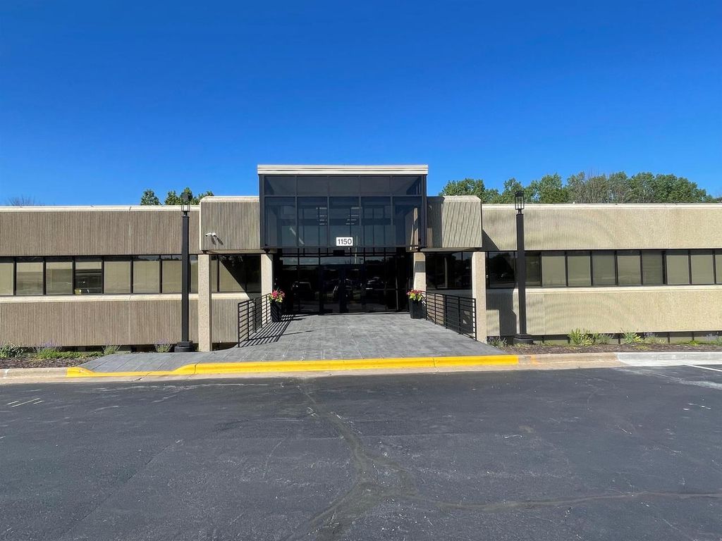 Photo of 1150 Springhurst DRIVE #LL211, Green Bay, WI 54304 (MLS # 50325819)