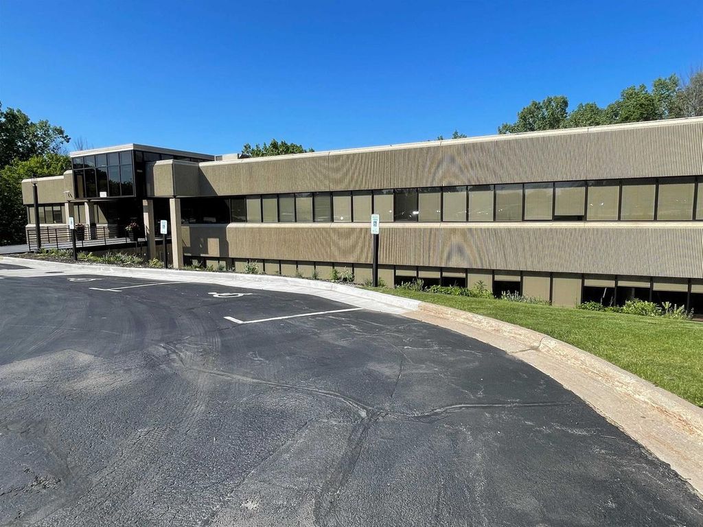 Photo of 1150 Springhurst DRIVE #LL211, Green Bay, WI 54304 (MLS # 50325819)